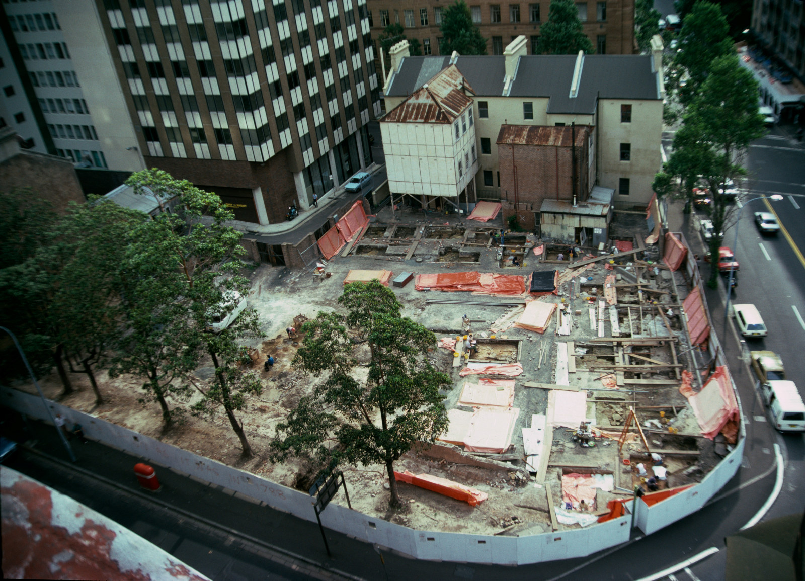 View of the archaeological dig on the site of the first Government House from the rooftop of Colonial Secretary’s building, photographer Lindy Kerr for the NSW Department of Planning, 28 October 1983.