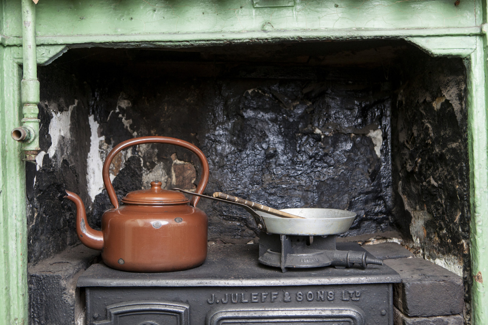 Juleff & Sons cast iron fuel stove ['Modern Gem no.1'] in the kitchen, 60 Gloucester Street, Susannah Place Museum