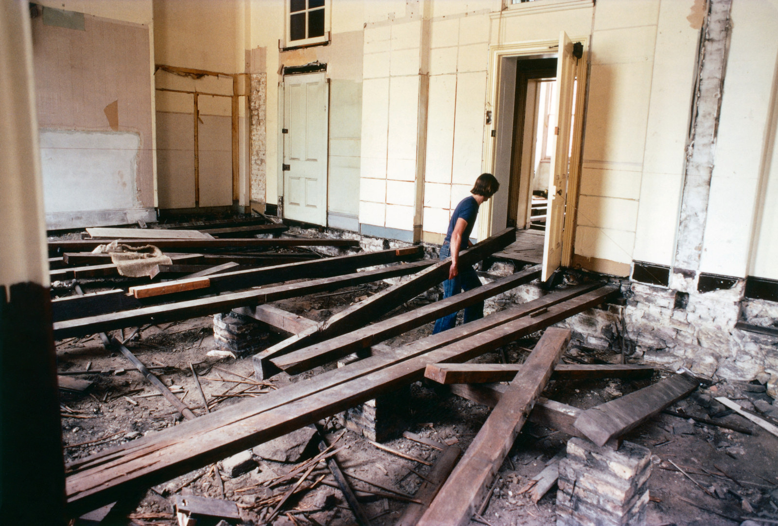 Removing the floor joists in the south-east room, ground floor before excavation, Hyde Park Barracks, 1980.