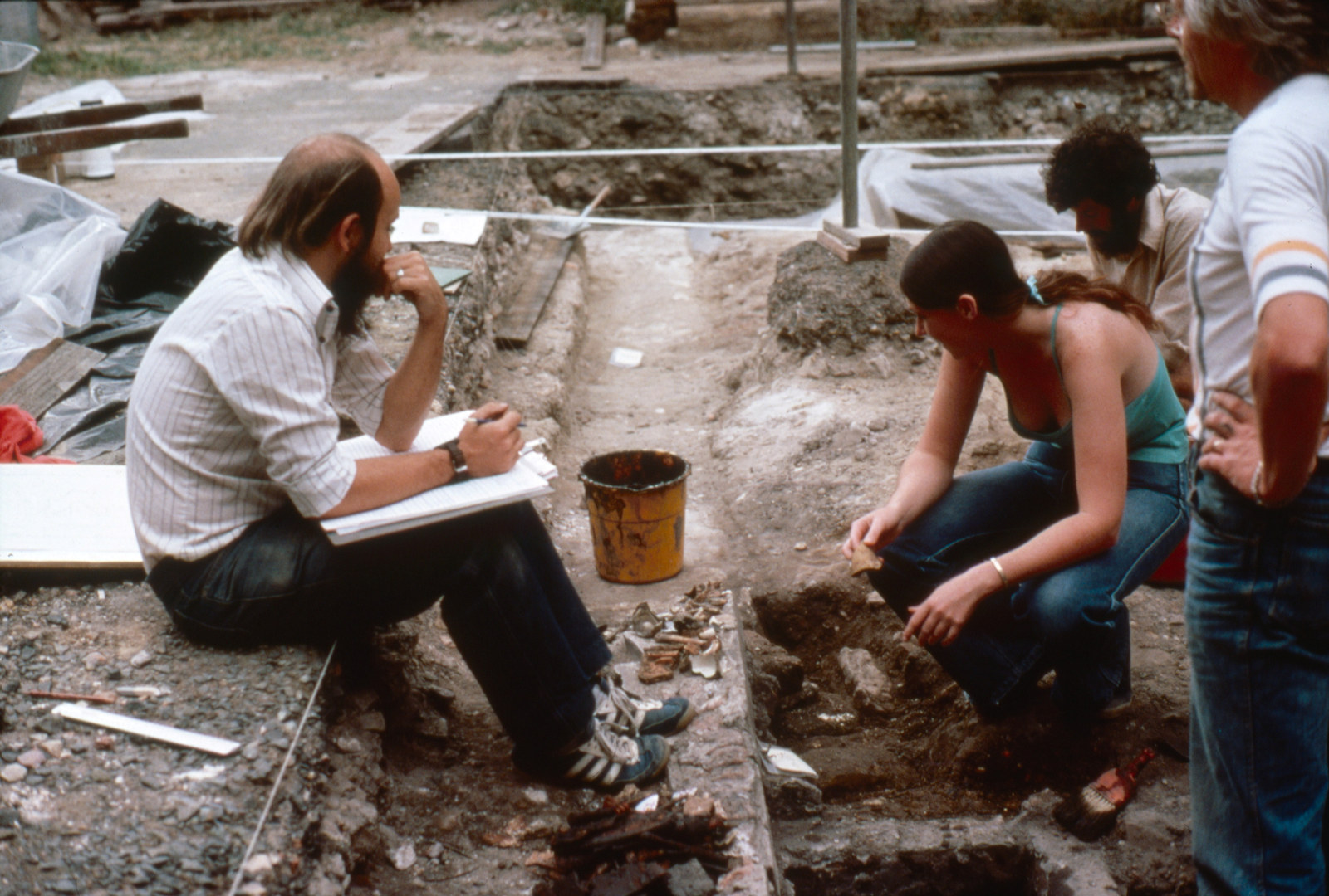 Recovering finds from a trench behind Hyde Park Barracks, 1981. From left: Dani Petocz, Wendy Thorp, two volunteers.