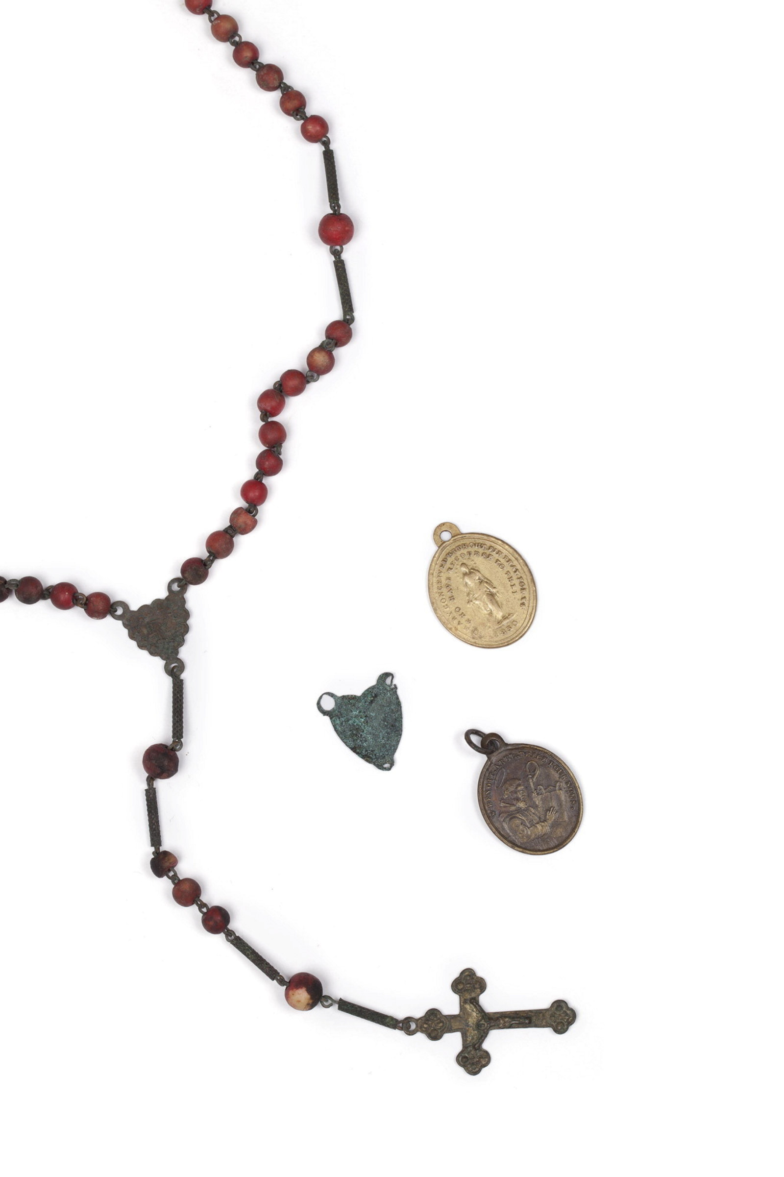 Neclklace with 3 small medals in form of sacred hearts.
