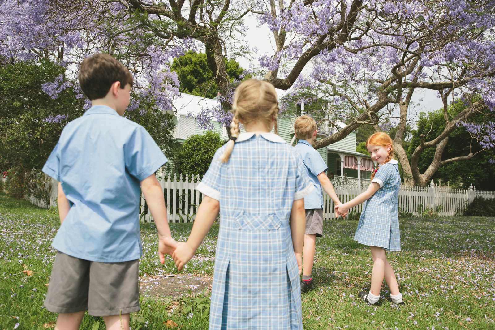 Boys and girls holding hands, standing in front of Meroogal House